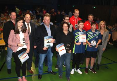 Bild vergr��ern: Die erfolgreichsten Sportlerinnen, Sportler und Mannschaften der Gemeinde Burbach wurden k�rzlich in der Wahlbacher Mehrzweckhalle im Rahmen der Sportlerehrung ausgezeichnet.
