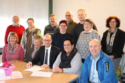 Bild vergr��ern: Die Vorst�nde der beiden gemeinn�tzigen Vereine �Helfende H�nde� und �Hand in Hand� gemeinsam mit dem Leiter der Audi BKK im Siegerland, Torsten Jentsch bei der Vertragsunterzeichnung des �Verbund Sorglos�.