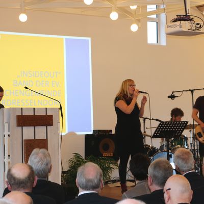Bild vergr��ern: Musikalisch sorgte die Band �Insideout� der evangelischen Kirchengemeinde Niederdresselndorf f�r Akzente.