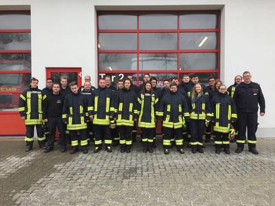 Bild vergr��ern: 21 junge Feuerwehrleute aus Burbach und Neunkirchen legten jetzt ihre Pr�fung zum Abschluss des ersten Teils der Truppmannausbildung ab.