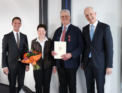 Bild vergr��ern: Landrat Andreas M�ller (links) und Burbachs B�rgermeister Christoph Ewers gratulierten Waldemar Herr zu seiner Auszeichnung mit dem Bundesverdienstkreuz. Seine Ehefrau Hildegard freute sich mit ihm.