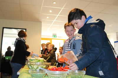 Bild vergr��ern: Tomaten, Kr�uter und Salat konnten neben K�se und Wurst in die Fladenviertel gef�llt werden. Die Sch�ler der Sekundarschule nahmen das gesunde Angebot begeistert an.
