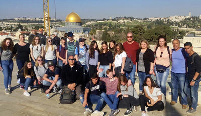 Bild vergr��ern: Im Rahmen der Jugendbegegnung mit der Ramot Yam Highschool besuchten jetzt neun Sch�lerinnen und Sch�ler der Gemeinschaftlichen Sekundarschule Burbach-Neunkirchen den israelischen Partnerkreis Emek Hefer.