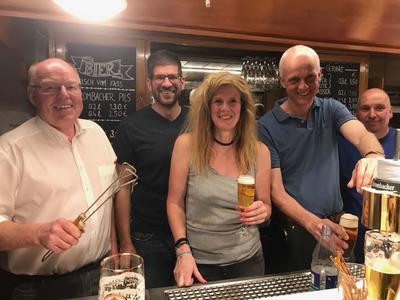 Bild vergr��ern: Ein ganzen Abend lang bildeten die Fachbereichsleiter um B�rgermeister Christoph Ewers k�rzlich im Gasthof am R�mer in der Burbacher Ortsmitte die Thekenmannschaft, zapften flei�ig Bier und bedienten die zahlreichen G�ste mit Getr�nken (von links nach rechts: Thomas Leyener, Johannes Werthenbach, Kirsten Herr, Christoph Ewers, Jochen Becker).