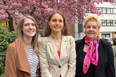 Bild vergr��ern: Roswitha Still (r.) begr��t Annika Wolf (l.) in der neuen Gesch�ftsstelle im Rathaus II in Wilnsdorf.