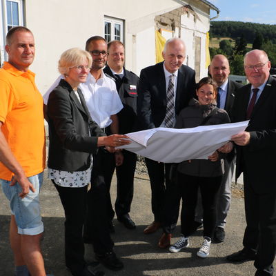 Bild vergr��ern: Spatenstich Feuerwehrger�tehaus Gilsbach