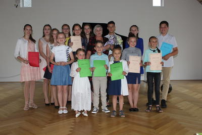 Bild vergr��ern: Beim Sommerkonzert pr�sentierten jetzt die Sch�lerinnen und Sch�ler der Musikschule Burbach diverse klassische St�cke auf dem Klavier.