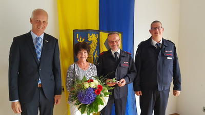 Bild vergr��ern: Verdienter Kamerad der Burbacher Feuerwehr wurden jetzt in einer kleinen Feierstunde aus dem aktiven Dienst von B�rgermeister Christoph Ewers (li.) und Markus Schwarze (re.)  verabschiedet: Klaus Pohler mit Ehefrau Margret
