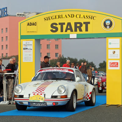 Bild vergr��ern: Die Vorjahresgesamtsieger Walter Schneider (Netphen) und Nicole Jentsch (Leverkusen) gehen mit ihrem Porsche 911 um 9.31 Uhr als erstes Teilnehmerfahrzeug auf die Strecke.