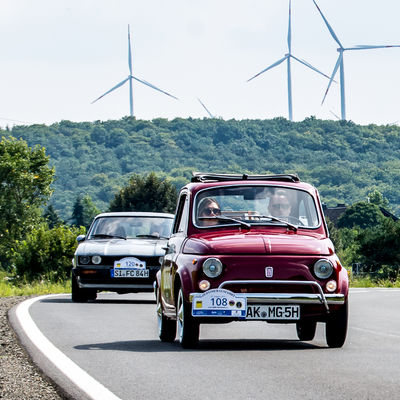 Bild vergr��ern: Die Gr��e des Fahrzeugs spielt keine Rolle. Bei der 8. Oldtimerausfahrt z�hlt alleine das Genie�en der reizvollen Landschaft entlang der 150 Kilometer langen Fahrtstrecke.