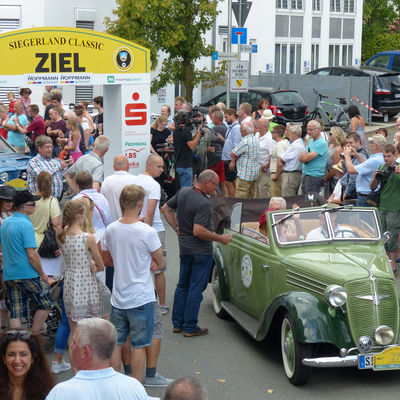 Bild vergr��ern: Vor der Kulisse des Haus Herbig findet der Zieleinlauf der Siegerland Classic im Rahmen des Museumsfestes in der Burbacher Ortsmitte statt.