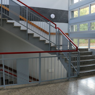 Bild vergr��ern: Neues Gel�nder im Treppenhaus der GMS