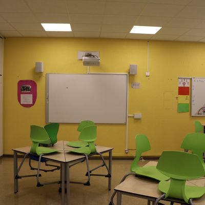 Bild vergr��ern: Neue Decke mit LED Beleuchtung in einem der neu gestalteten Klassenr�ume der GMS