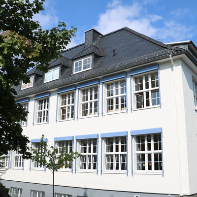 Bild vergr��ern: Anstrich der Fassade der Grundschule Burbach