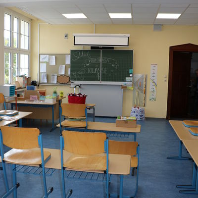 Bild vergr��ern: Klassenzimmer mit neuem Fu�boden sowie neuer Decke mit LED-Beleuchtung in der Grundschule Burbach