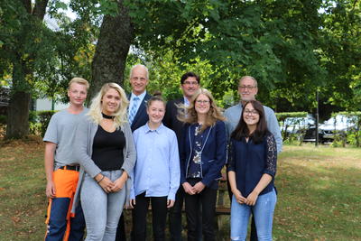 Bild vergr��ern: (1. Reihe, v. l.): Am 1. August haben Joschua Depner, Monja Kunte und  Julia Edelmann ihre Ausbildung bei der Gemeinde aufgenommen. Romina Pletz und Anna-Lena Herrmann haben ihre Ausbildung zur Verwaltungsfachangestellten erfolgreich abgeschlossen. (2. Reihe v. l.): B�rgermeister Christoph Ewers, Ausbildungsleiter Rolf Winkel und Personalratsmitglied Karl-Willi Eibach w�nschten den neuen Auszubildenden alles Gute f�r den Start im �ffentlichen Dienst und gratulierten den neuen Kolleginnen zur bestandenen Pr�fung.