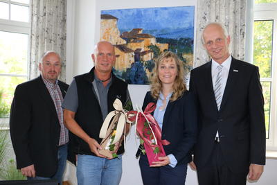 Bild vergr��ern: In einer kleiner Feierstunde blickten die Jubilare Sylvia Bieler (2. v. r.) und Armin Schneider (2. v. l.) auf die vergangenen Dienstjahre zur�ck. B�rgermeister 
Christoph Ewers (re.) und Fachbereichsleiter Jochen Becker (li.) gratulierten zum 25-j�hrigen Dienstjubil�um und bedankten sich f�r den Einsatz der vergangen Jahre.