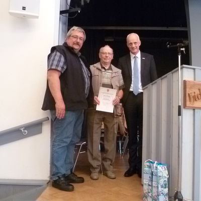 Bild vergr��ern: v.l. Horst Petri, stellv. Leiter der Feuerwehr Burbach, Edgar Kunz, B�rgermeister Christoph Ewers