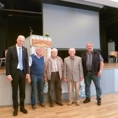 Bild vergr��ern: v.l. B�rgermeister Christoph Ewers, Organisator Arno H�fer, Theo Haas, Herbert Rothe, Horst Petri, stellv. Leiter der Feuerwehr Burbach