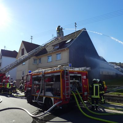 Bild vergr��ern: Brandbek�mpfung von au�en mit mehreren C-Rohren und �ber die Drehleiter.