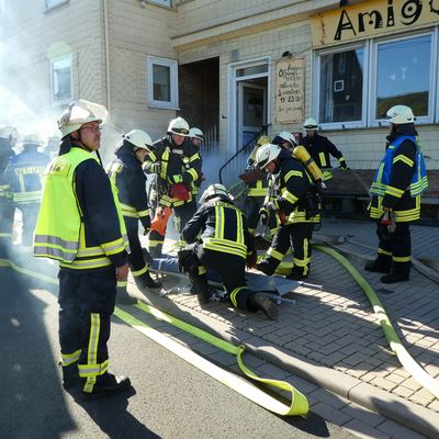 Bild vergr��ern: Gerettete Person wird vor dem Geb�ude erstversorgt.