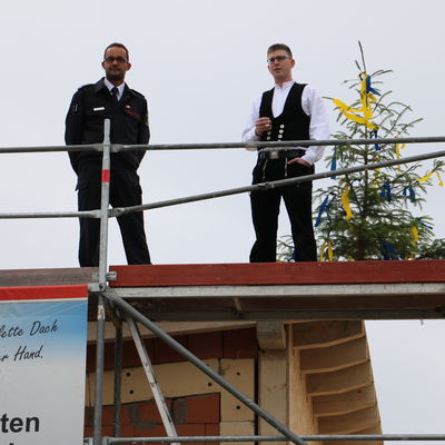 Bild vergr��ern: Richtfest wurde jetzt am Feuerwehrger�tehaus Gilsbach gefeiert. Wie es sich geh�rt mit Richtspruch von Zimmermann Pascal Sahm und Richtb�umchen. Unterst�tzt wurde er vom Einheitsf�hrer Tobias Schmidt.