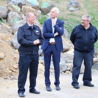 Bild vergr��ern: Stellv. Leiter der Feuerwehr Thorsten Schneider, B�rgermeister Christof Ewers, stellv. Leiter der Feuerwehr Horst Petri (v.l.n.r.)