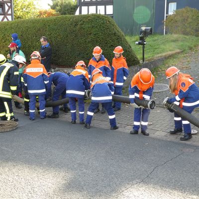 Bild vergr��ern: Die Jugendlichen der Jugendfeuerwehr beim Herrichten der Wasserentnahmestelle