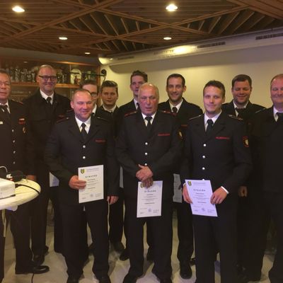 Bild vergr��ern: Einheitsf�hrer Andreas Seibel (li.) und der stellvertretende Leiter der Feuerwehr Thorsten Schneider (re.) mit den bef�rderten Kameraden