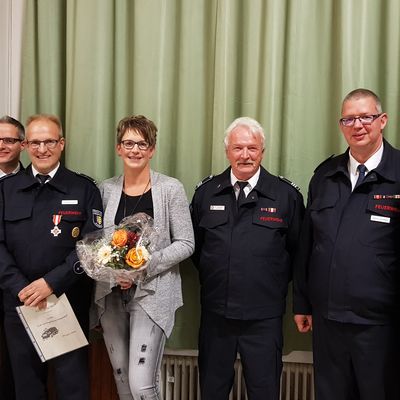 Bild vergr��ern: B�rgermeister Ewers, stellv. Einheitsf�hrer Timo Schramm, stellv. Einheitsf�hrer Michael Hecker mit Ehefrau Verena, die ehemaligen L�schzugf�hrer Helmut Jungheim und Markus Schwarze, Einheitsf�hrer Benny Scholl