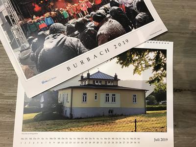 Bild vergr��ern: Der neue Kalender mit Burbacher Motiven ist ab sofort unter anderem im B�rgerb�ro erh�ltlich.