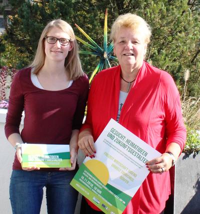 Bild vergr��ern: Auf der Suche nach neuen Heimatideen: Annika Wolf, Regionalmanagerin (l.) und Roswitha Still, Vorsitzende (r.)