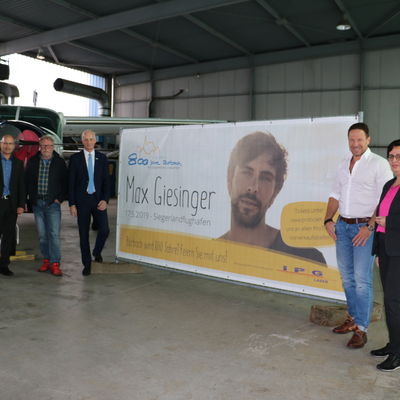 Bild vergr��ern: Henning Schneider (Siegerland-Flughafen), Christoph D�ber (Okay Veranstaltungen), B�rgermeister Christoph Ewers (Gemeinde Burbach), Patrick L�ck (Okay Veranstaltungen) und Martina Bl�mling (IPG Laser GmbH)  (v.l.n.r.) pr�sentieren gemeinsam den K�nstler f�r das Konzert am Siegerland-Flughafen am 17.05.2019