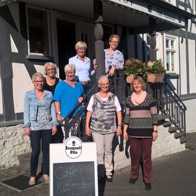Bild vergr��ern: Das Team (von links Birgit Meier-Braun, Andrea Burrows, Waltraud Gelber, Inge Braas, Conni F�rster, Melanie Schmidt, Dorothee Klein; es fehlen J�rgen Braun und Susanne Schneider)