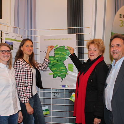 Bild vergr��ern: v.l. Annika Wolf (Regionalmanagerin), Anne-Kathrin Ho� (Regionalmanagerin), Roswitha Still (LAG-Vorsitzende), G�nter Richter (1. stellv. Vorsitzender)
