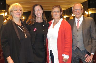 Bild vergr��ern: V.l.n.r.: Katrin Mehlich (Kulturb�ro), Dr. Henrike S�nger (Sparkasse), Suzanne von Borsody, Marco Keil (Sparkasse)