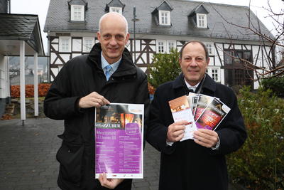 Bild vergr��ern: Mit rund 60 St�nden, einem Mittelaltermarkt und einem abwechslungsreichen Veranstaltungsprogramm setzt der 26. Burbacher Weihnachtsmarkt seine Tradition am zweiten Adventswochenende fort. 
Vl. B�rgermeister Christoph Ewers, Wolfgang Franz (Vorstandsvorsitzender der Sparkasse Burbach-Neunkirchen)