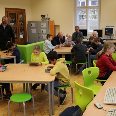 Bild vergr��ern: v.l.n.r. Daniel Ermert - Vors. des F�rdervereins der Grundschule Burbach, Schulleiter Michael Goedecke, Fachbereichsleiter Jochen Becker, Sachgebietsleiter Christian Rampelt und B�rgermeister Christoph Ewers gemeinsam mit den Sch�lerinnen und Sch�lern der Grundschule in Wahlbach im neu ausgestatteten PC Raum
