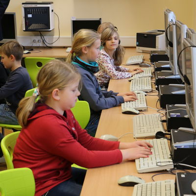 Bild vergr��ern: Sch�lerinnen beim Arbeiten an den PCs