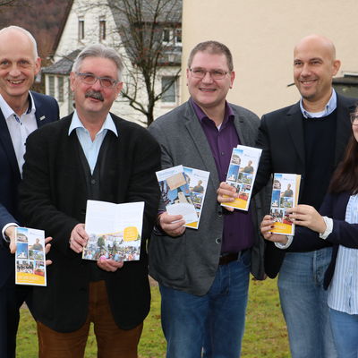 Bild vergr��ern: (v.l.n.r.) B�rgermeister Christoph Ewers, Heimatvereinsvorsitzender Volker G�rke, Pfarrer Jochen Wahl, Wirtschaftsf�rderer Christian Feigs und Verwaltungsfachangestellte Anna-Lena Herrmann stellen das Veranstaltungsprogramm vor
