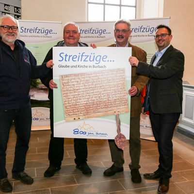 Bild vergr��ern: Mit der �Ersterw�hnungsurkunde aus 1219� laden Heimatverein, Kirchengemeinde und Gemeinde Burbach zu musikalisch-besinnlichen Streifz�gen im Jubil�umsjahr 2019 ein.

Von links nach rechts: Friedhelm Schneider, Michael Diehl (Kirchengemeinde Burbach) / Volker G�rke (Heimatverein Burbach) / Frank Kruppa (Gemeinde Burbach)