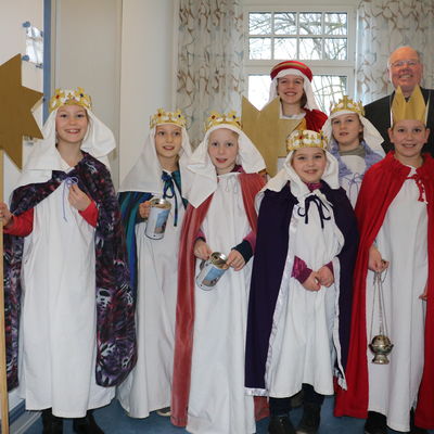 Bild vergr��ern: Thomas Leyener hei�t die Sternsinger als allgemeiner Vertreter des B�rgermeisters im Rathaus in Burbach willkommen