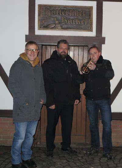 Bild vergr��ern: Michael Seyfarth von der Sparkasse (M.) mit Chorleiter Carsten Weth und Trompeter Jan Reichenau