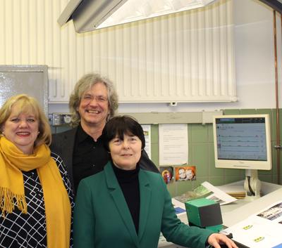 Bild vergr��ern: Foto: von links:  Katrin Mehlich (Kulturb�ro Burbach), Berno Schulze (Layout), Dr. Marlies Obier (Autorin) beim Andruck des Katalogs