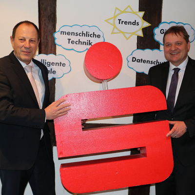 Bild vergr��ern: v.l.n.r. Wolfgang Franz, Vorstandsvorsitzender Sparkasse Burbach-Neunkirchen und Vorstandsmittglied Frank Podehl pr�sentieren Trends und Zahlen zum neuen Gesch�ftsjahr