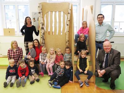 Bild vergr��ern: Dr. Henrike S�nger (l.) und Thomas Leyener (r.) von der Sparkassenstiftung bei der offiziellen �bergabe der Spielburg