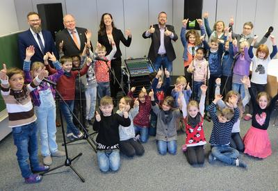 Bild vergr��ern: Daniel Ermert vom F�rderverein, Thomas Leyener und Dr. Henrike S�nger vom Stiftungsvorstand und Schulleiter Michael Goedecke (hi.v.l.n.r.) mit Lehrerinnen und Sch�lern bei der offiziellen �bergabe
