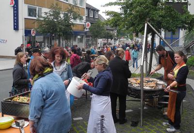 Bild vergr��ern: Hochbetrieb herrschte auf der Nassauischen Stra�e. Alle ehrenamtlich Aktiven in der Gemeinde Burbach waren zur �l�ngsten Tafel des Siegerlandes� eingeladen.