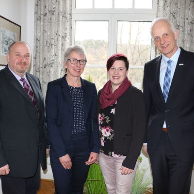 Bild vergr��ern: v.l.n.r. Jochen Becker (Fachbereichsleiter), Birgit Meier-Braun (Senioren-Service-Stelle), Andrea Usung (Familien-Service-Stelle) und B�rgermeister Christoph Ewers