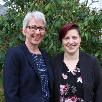 Bild vergr��ern: v.l.n.r. das neue Familienb�ro der Gemeinde Burbach pr�sentiert sich mit den Mitarbeiterinnen Birgit Meyer-Braun von der Senioren-Service-Stelle und Andrea Usung von der Familien-Service-Stelle